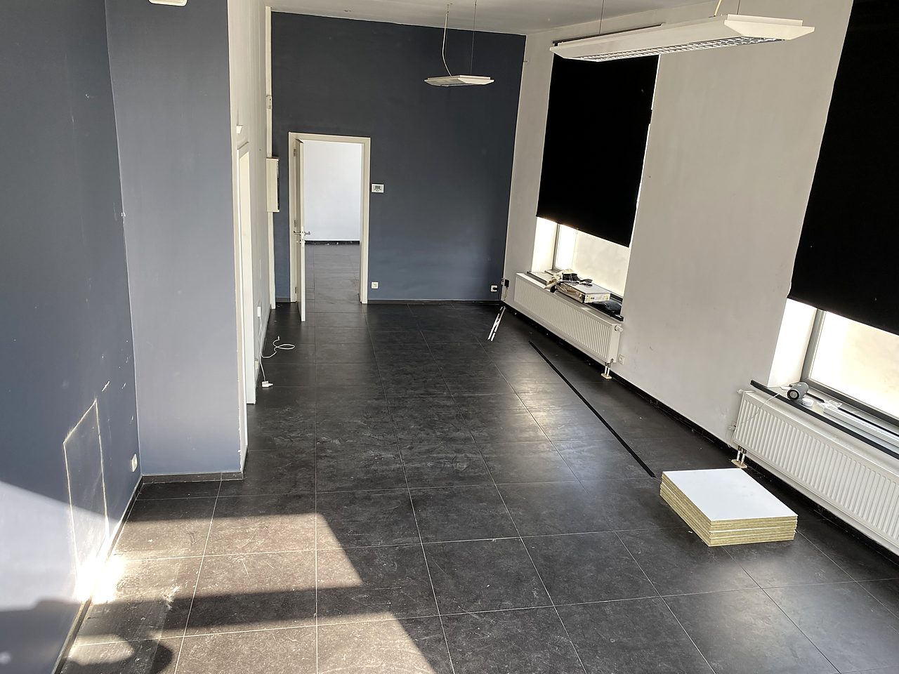 Le même bureau entièrement vidé après le débarras