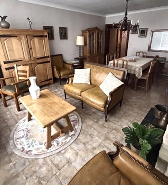 Salon et salle à manger meublés avant le débarras
