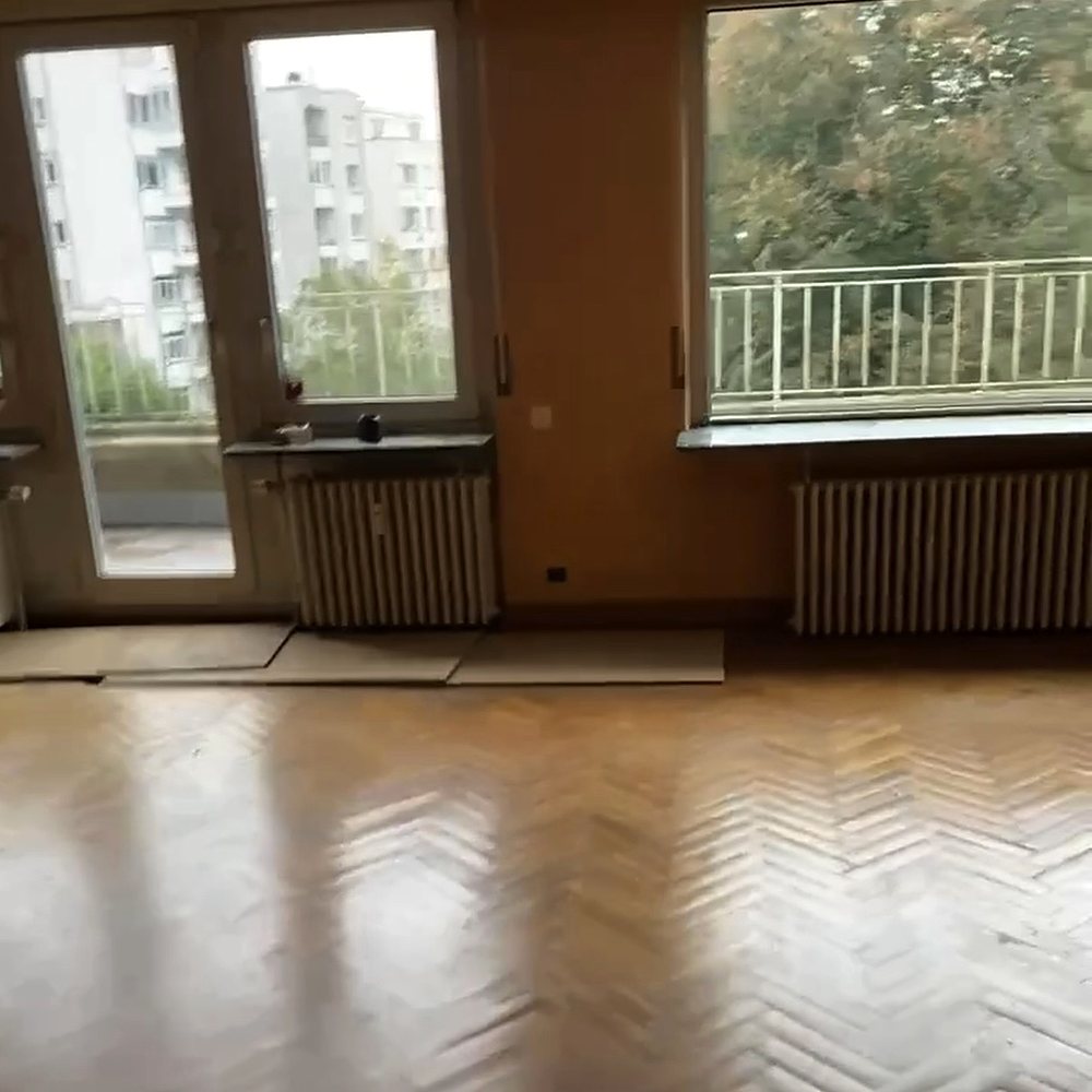 Le même salon après le débarras, parquet entièrement dégagé